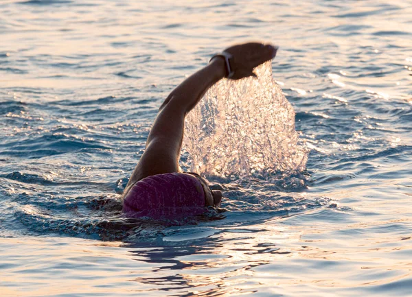 Přední Pohled Ženu Plavající Bazénu Proudem Vody Padajícím Zblízka Její — Stock fotografie