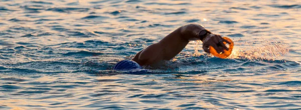 Nadador Natação Treinamento Vestindo Almofadas Sua Mão Durante Nascer Sol — Fotografia de Stock