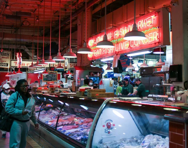 Philadelphia Pennsylvania Usa April 2022 Customers Line Fish Seafood Store — 스톡 사진