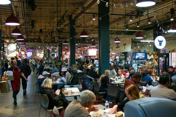 필라델피아 펜실베이니아 2022 고객들 시장에서 휴식을 취하고 식사를 Covid 수치가 — 스톡 사진