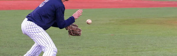 High School Infielder Process Fielding Ball Game — 스톡 사진