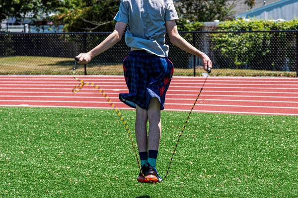 Atleta Ensino Médio Está Pulando Corda Campo Relva Verde Pela — Fotografia de Stock