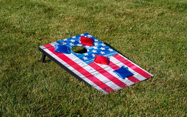 Ein Maisloch Spielbrett Unter Amerikanischer Flagge Auf Gras Mit Roten — Stockfoto