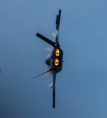 Wantagh, New York, ABD - 29 MAY 2022: Arka görüş F-22 Raptorları açık ve su buharı konisi kanatlar üzerinde oluşuyor