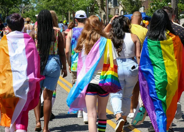 巴比伦 2022年6月5日 许多人穿着同性恋骄傲旗和彩虹色的衣服走在街上 等待2022年巴比伦村骄傲汽车游行的开始 — 图库照片