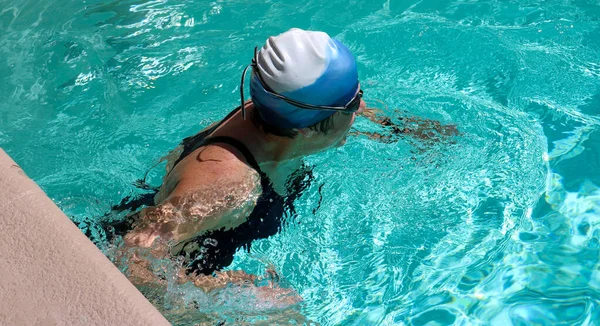Close Uma Nadadora Feminina Empurrando Para Fora Parede Uma Piscina — Fotografia de Stock