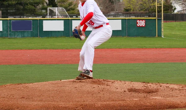 Ein High School Pitcher Ist Seiner Bewegung Und Wirft Den — Stockfoto