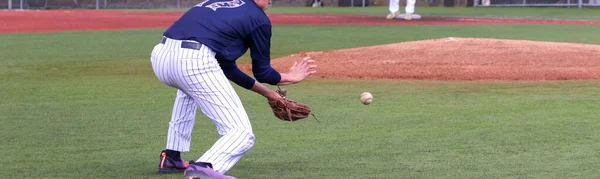 Egy Középiskolás Baseball Játékos Dobja Labdát Pályán — Stock Fotó