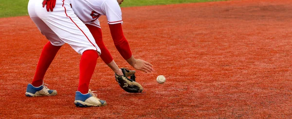 Licealny Baseballista Grający Czerwonym Boisku Podczas Meczu — Zdjęcie stockowe