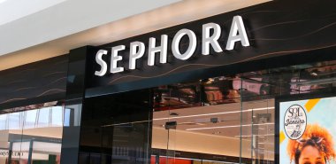 Huntington, New York, ABD - 1 Mayıs 2022: Long Island New York 'ta bir alışveriş merkezinin Sephora mağazası girişi.