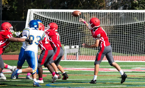 Quarterback Futebol Passando Bola Sobre Seu Lineman Que Estão Bloqueando — Fotografia de Stock