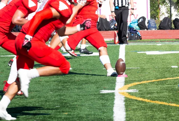 Une Équipe Football Lycée Démarre Avec Officiel Ligne Pendant Match — Photo