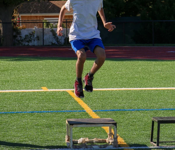 Teenage Chlapec Vzduchu Při Skákání Plyo Box Trávníku Během Tréninku — Stock fotografie