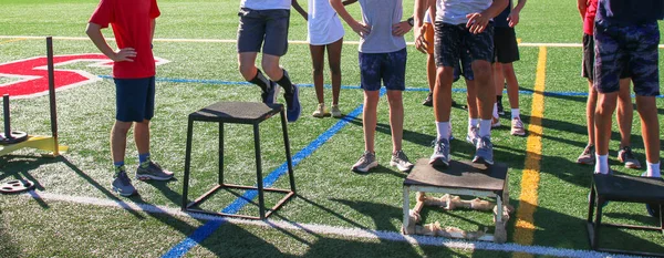 高校のランニングチームが芝生の上でプレイボックスに飛び乗って — ストック写真