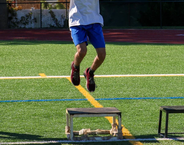 Teenage Boy Jumping Plyo Box Během Tréninku Trávníku — Stock fotografie