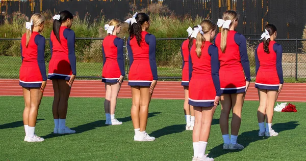 Vista Trasera Cheeleaders Escuela Secundaria Staning Todavía Listo Para Practicar — Foto de Stock