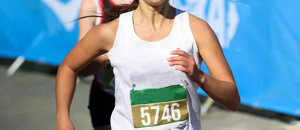 Close Uma Corredora Ensino Médio Feminino Terminando Uma Corrida Cross — Fotografia de Stock