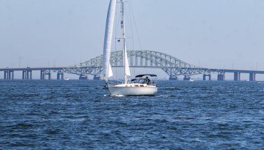 Yelkenli, Long Island 'daki Great South Bay Köprüsü' nü geçiyor..