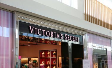Huntington, New York ABD - 1 Mayıs 2022: Victoria 's Secret mağazasının ön cephesi bir alışveriş merkezinin içinden.