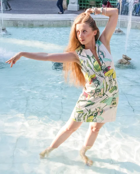 Dancing in the fountain — Stock Photo, Image
