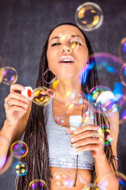 latin Amerikalı kadın, sabun köpüğü