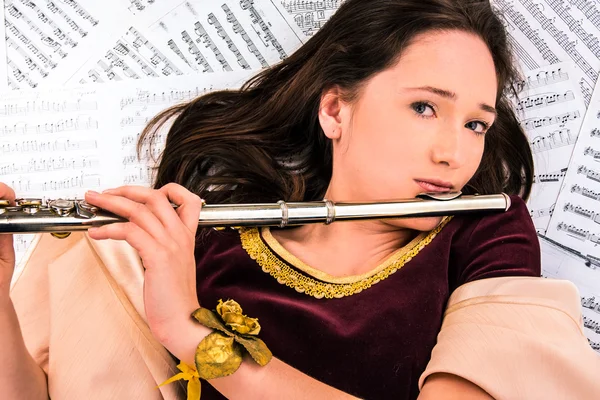 bir flüt ve notlar ile kız