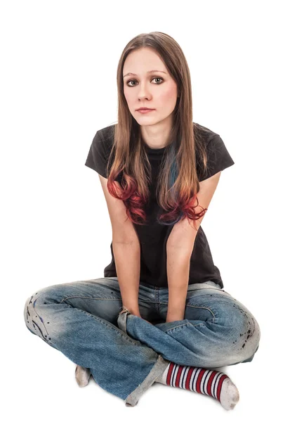 çizgili çoraplı kız onun bacakları crosse ile katta oturuyor.