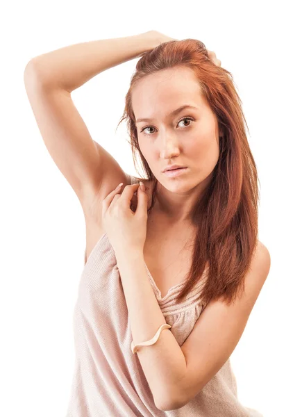 Hermosa mujer pelirroja vestida con un vestido rosa — Foto de Stock