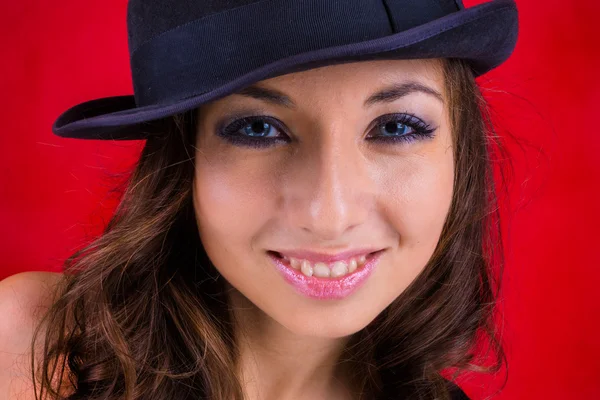 Gülümseme, siyah şapka ve kırmızı — Stok fotoğraf