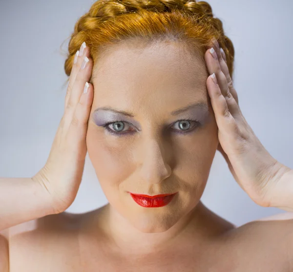 La femme aux cheveux roux aux yeux bleus — Photo