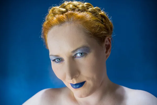 Femme rousse aux lèvres bleues — Photo