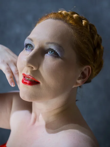 mavi gözlü, Kızıl saçlı kadın