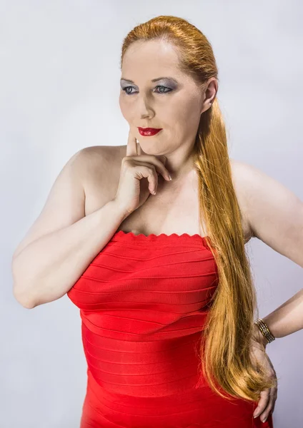 Portrait femme aux cheveux roux en robe rouge — Photo