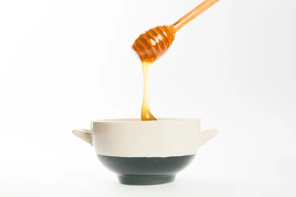 Miel jugosa en una taza y cuchara —  Fotos de Stock