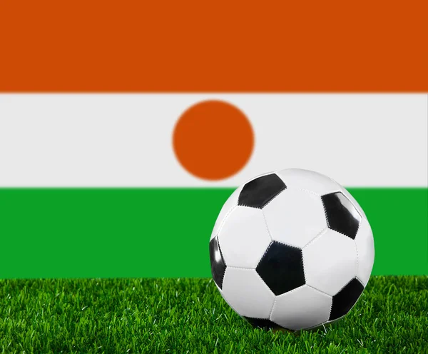 Bandera y pelota de fútbol en la hierba verde . — Foto de Stock