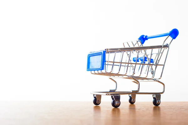 Winkelwagentjes op de houten vloer Stockfoto