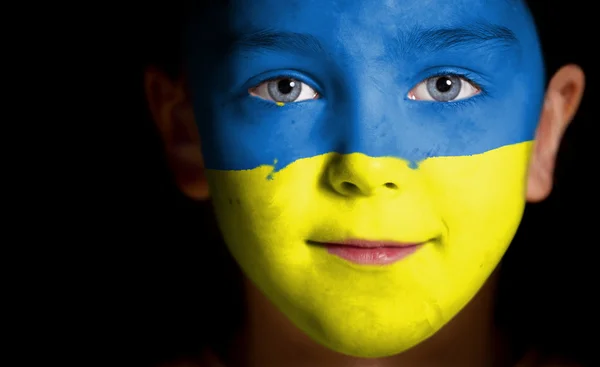Retrato de uma criança com uma bandeira ucraniana pintada — Fotografia de Stock