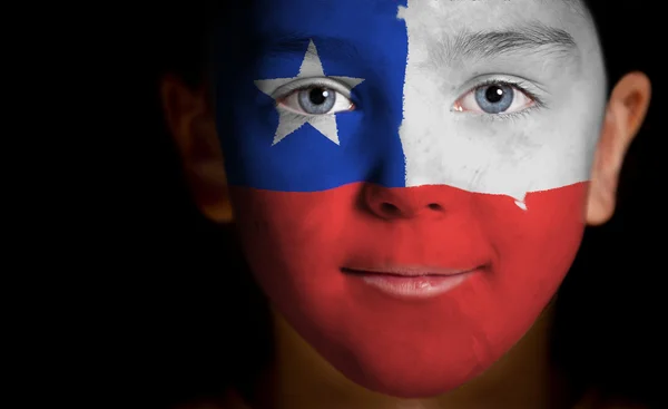 Retrato de uma criança com uma bandeira pintada do Chile — Fotografia de Stock