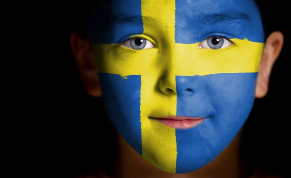 Porträtt av ett barn med en målad Svenska flaggan — Stockfoto