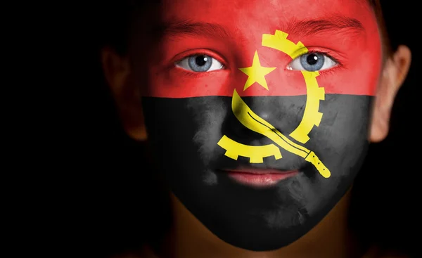 Retrato de uma criança com uma bandeira angolana pintada — Fotografia de Stock