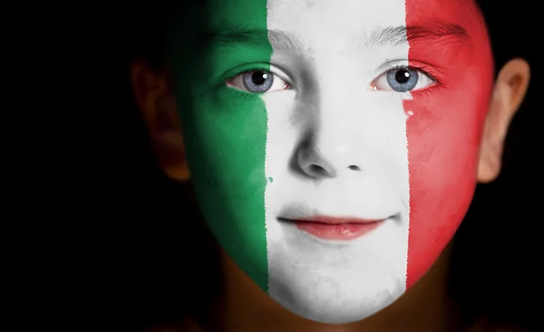 Portrait d'un enfant avec un drapeau italien peint — Photo