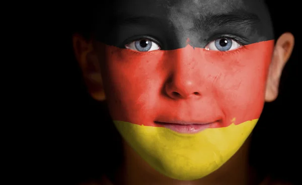Porträt eines Kindes mit einer bemalten deutschen Fahne — Stockfoto