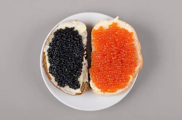 Duas sanduíches com manteiga e caviar . — Fotografia de Stock