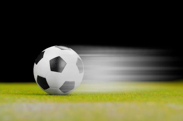 Pallone da calcio sull'erba verde. — Foto Stock