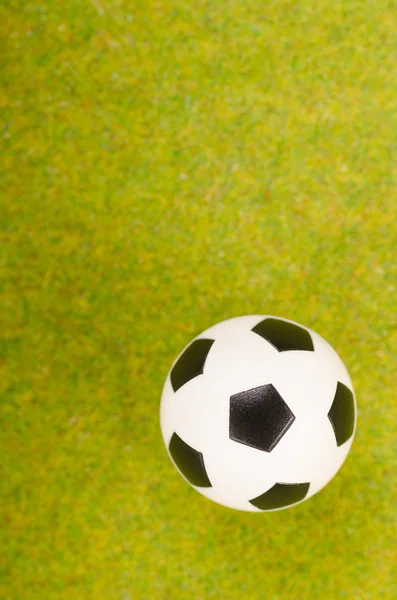 Bola de futebol na grama verde. — Fotografia de Stock