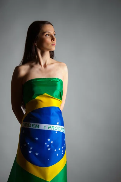 Mulher na bandeira brasileira — Fotografia de Stock