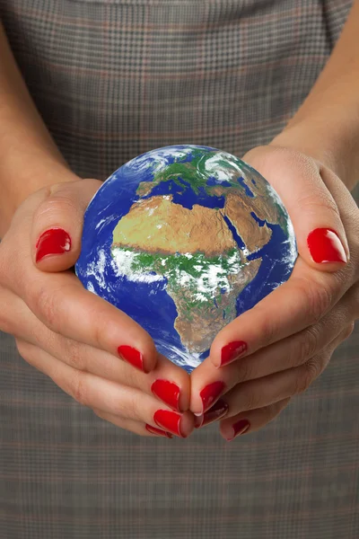 Women's hands holding the earth. — Stock Photo, Image