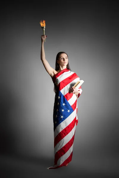 Γυναίκα στο ύφος του το άγαλμα της ελευθερίας — Φωτογραφία Αρχείου