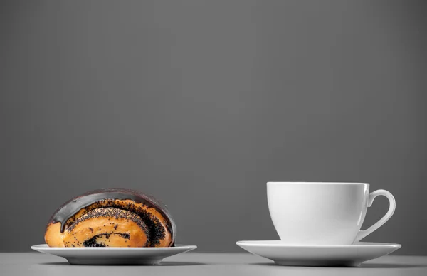 White mug and a chocolate muffin — Stock Photo, Image