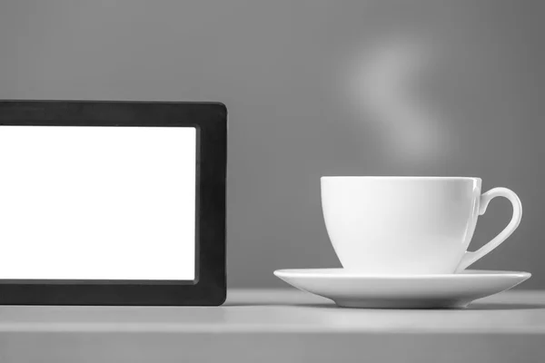 Білий кухоль і планшетний комп'ютер — стокове фото